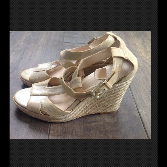 CALVIN KLEIN GOLD METALLIC WEDGE SANDALS 9.5 - Picture 2 of 4